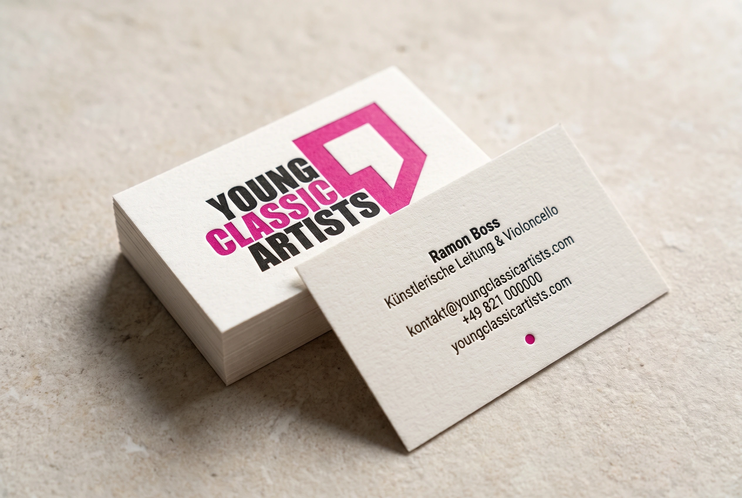 Gestapelte Visitenkarten von Young Classic Artists auf hellem Untergrund