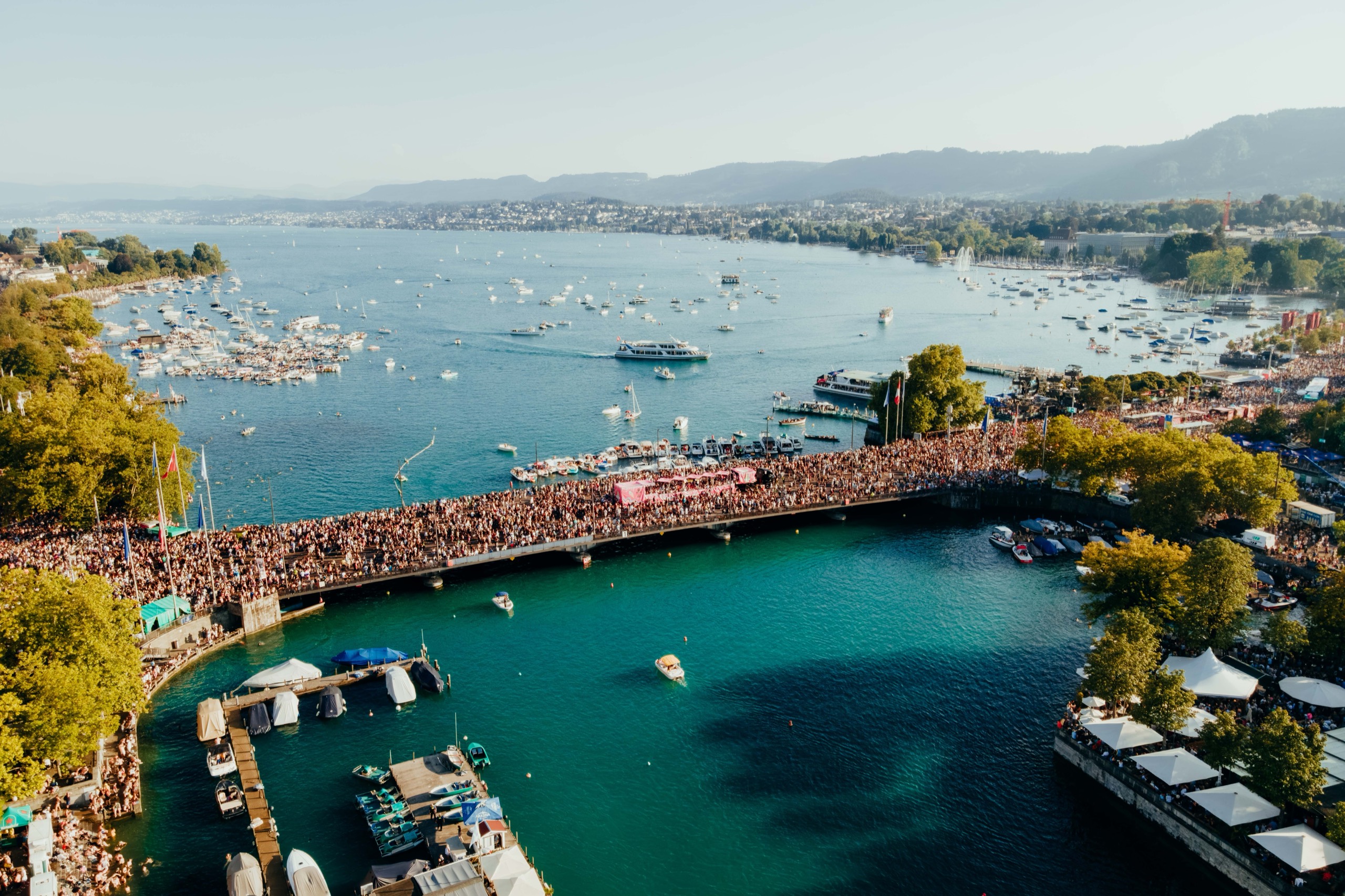 Luftaufnahme der Streetparade in Zürich mit Menschenmenge am See