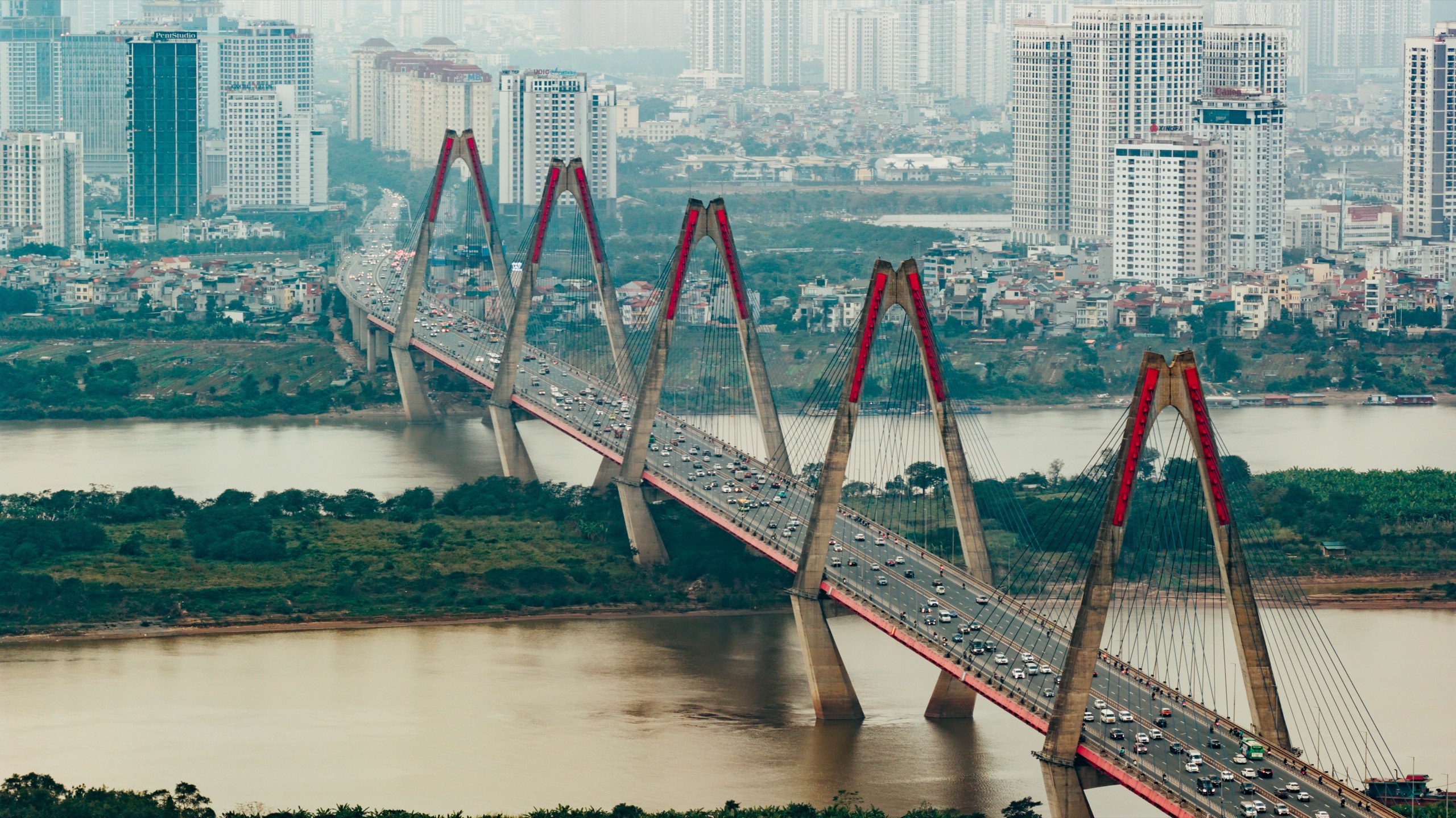 Brücke über den Roten Fluss in Hanoi, Vietnam