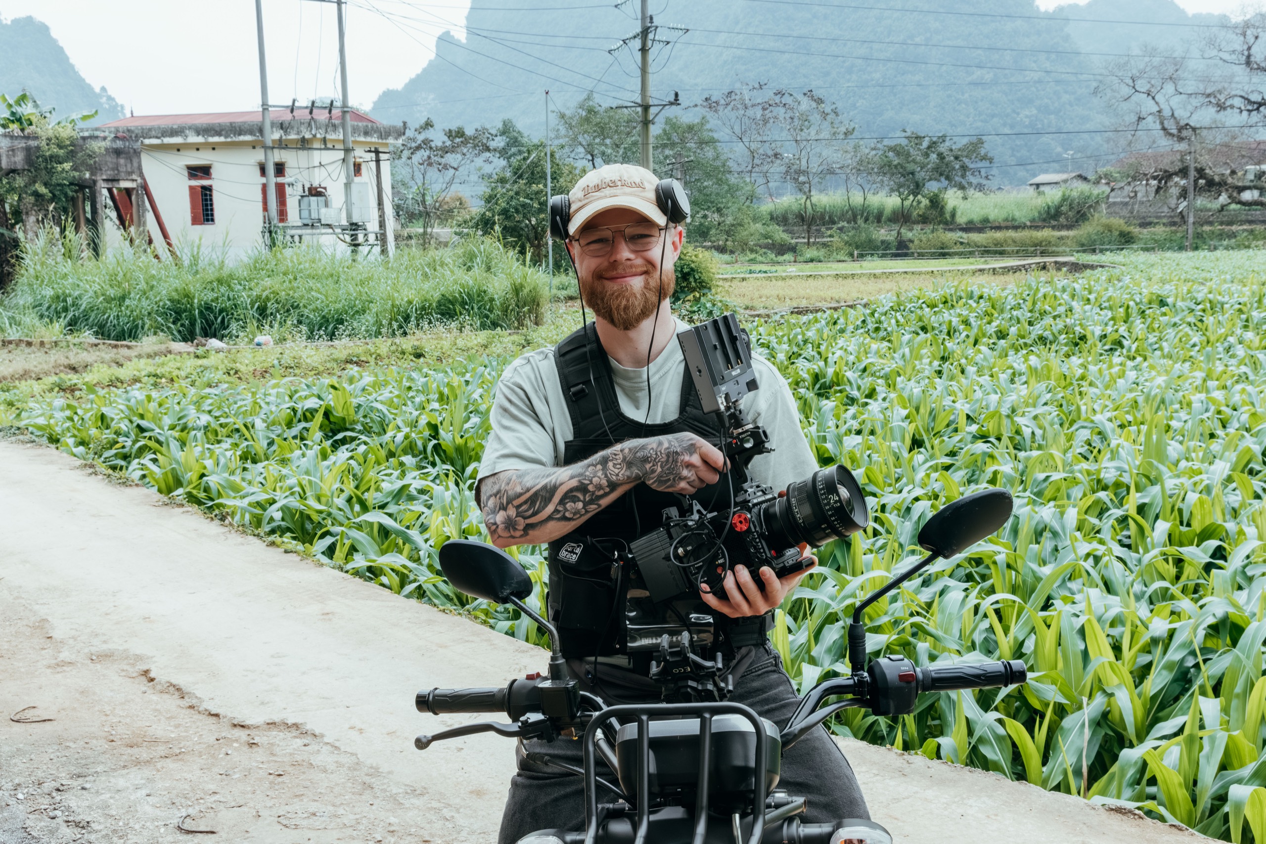 Kameramann mit Kinokamera in einem Dorf in Vietnam