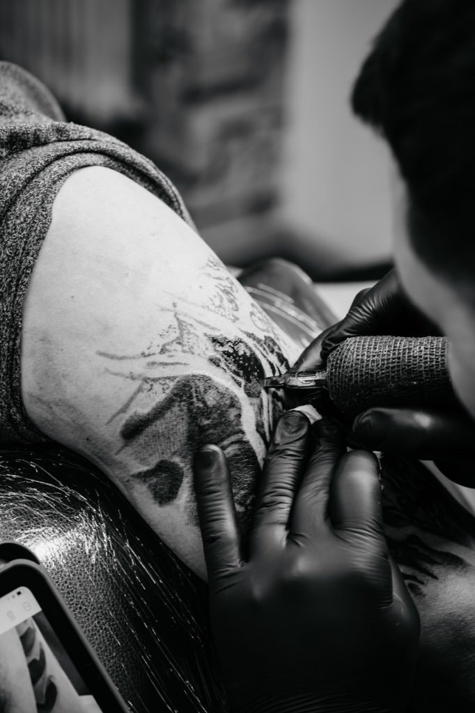 Nahaufnahme eines Realismus-Tattoos während der Entstehung