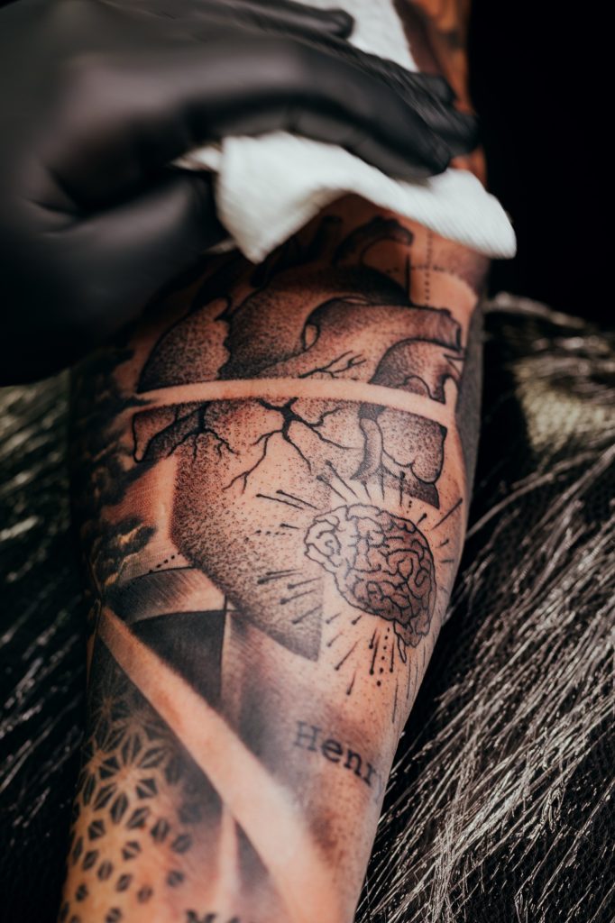 Fertiges Realismus-Tattoo mit anatomischem Herz auf dem Unterarm