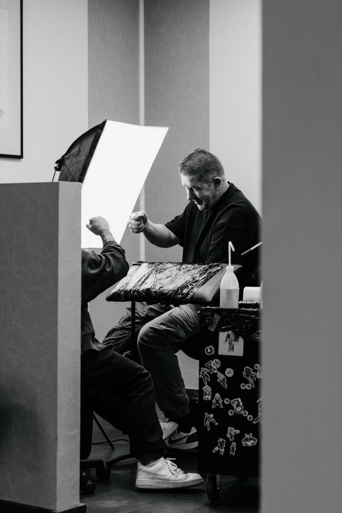 Arbeitskabine im Tattoostudio mit Softbox-Licht während einer Sitzung