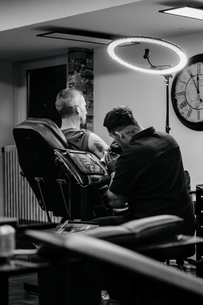 Blick in das Tattoostudio Imperial in Bobingen bei Augsburg, Artist bei der Arbeit