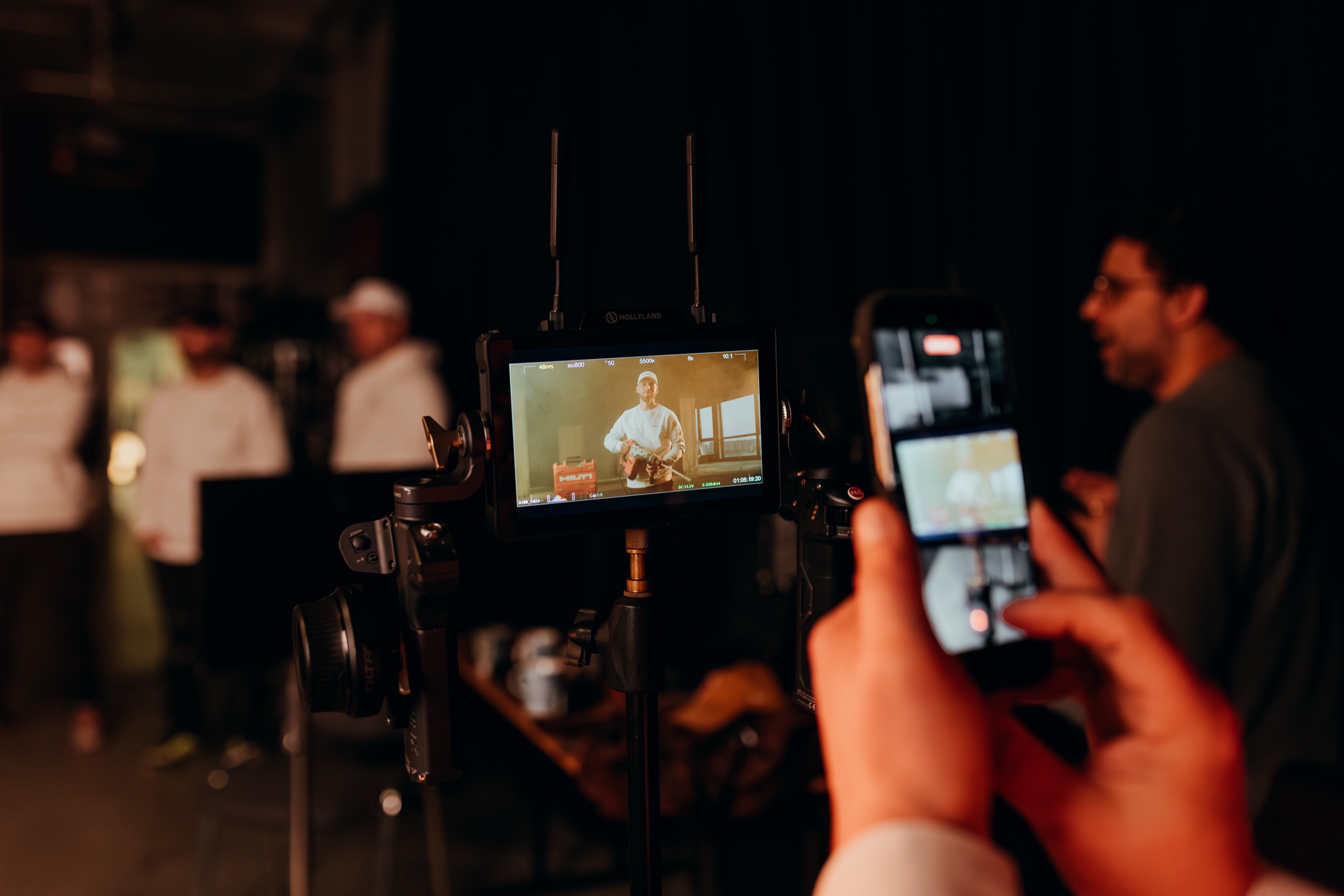 Smartphone filmt einen Monitor bei der Vorbereitung am Set