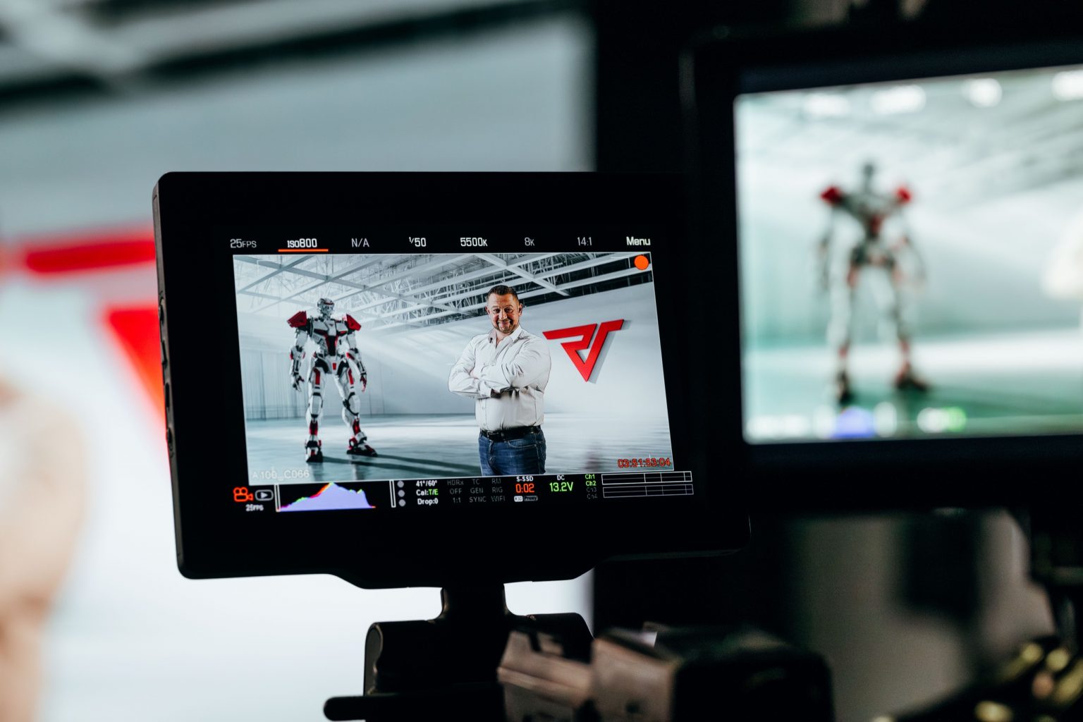 Monitore am Filmset zeigen den Resintech-Transformer im Compositing