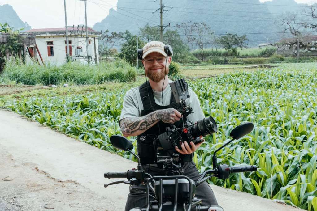 Kameramann mit Kinokamera an einem Drehort in Vietnam, Beispiel für Technik, die für das Projekt zugemietet wird