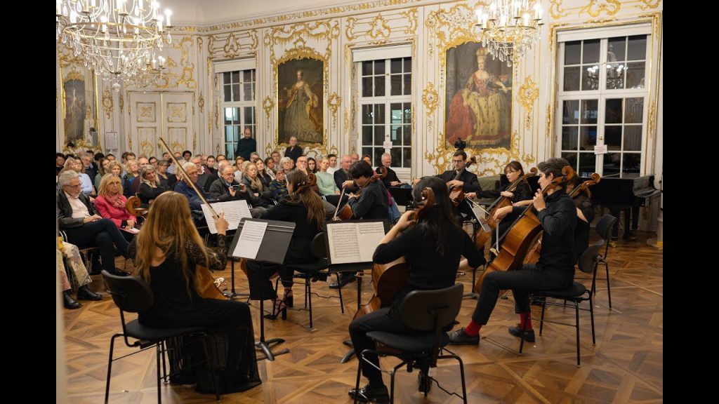 Standbild aus dem Aftermovie: das Ensemble spielt im Schaetzlerpalais vor Publikum