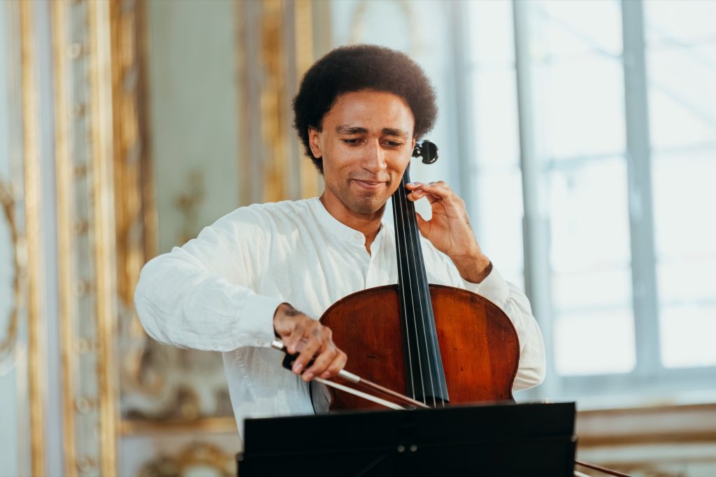 Cellist der Young Classic Artists beim Konzert im Rokokosaal