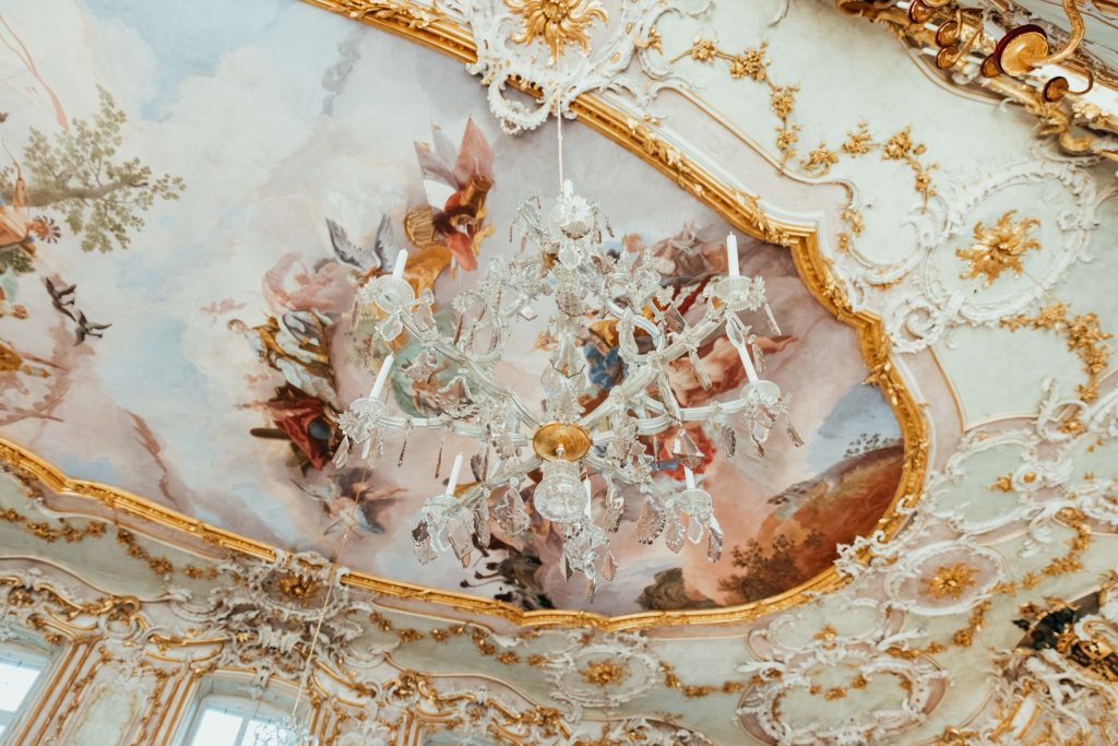 Deckenfresko und Kronleuchter im Schaetzlerpalais Augsburg