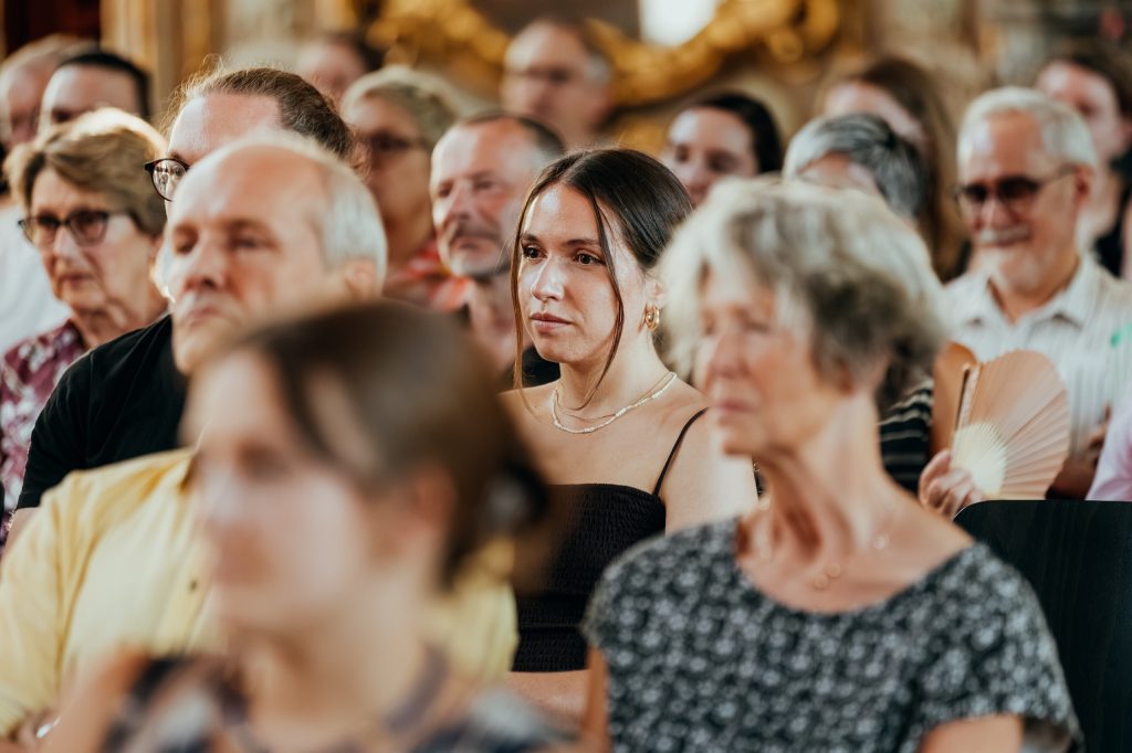 Aufmerksames Publikum während eines Konzerts der Young Classic Artists